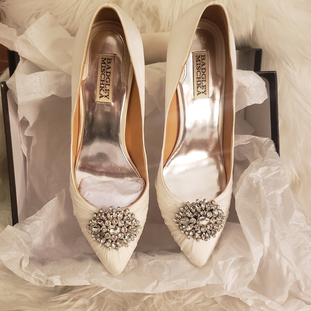 Badgley Mischka Like New Satin Pegasis Pumps, Sz 9 - Picture 5 of 14